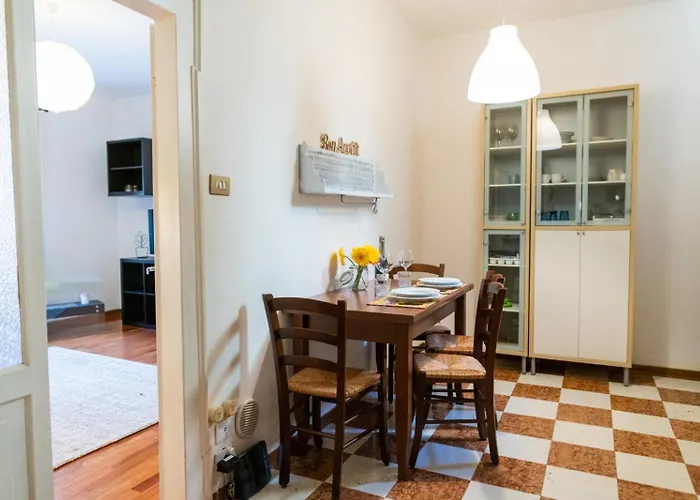 Lägenhet Domus - Accogliente Residenza Rocchetto A 25mt Da Piazza Erbe *